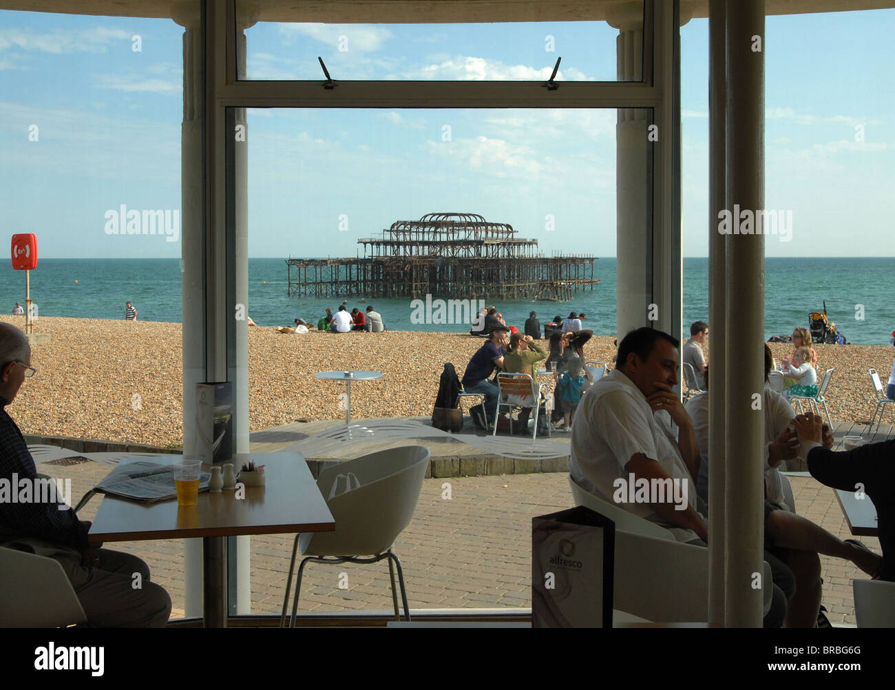 Alfresco Bar in Brighton overlooking the abandoned West Pier Stock Photo