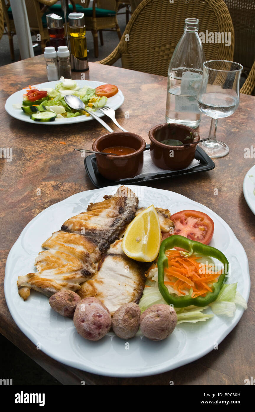 dh  FOOD LANZAROTE Lanzarote fish meal lunch Canary potatoes Mojo sauce and salad plate Stock Photo