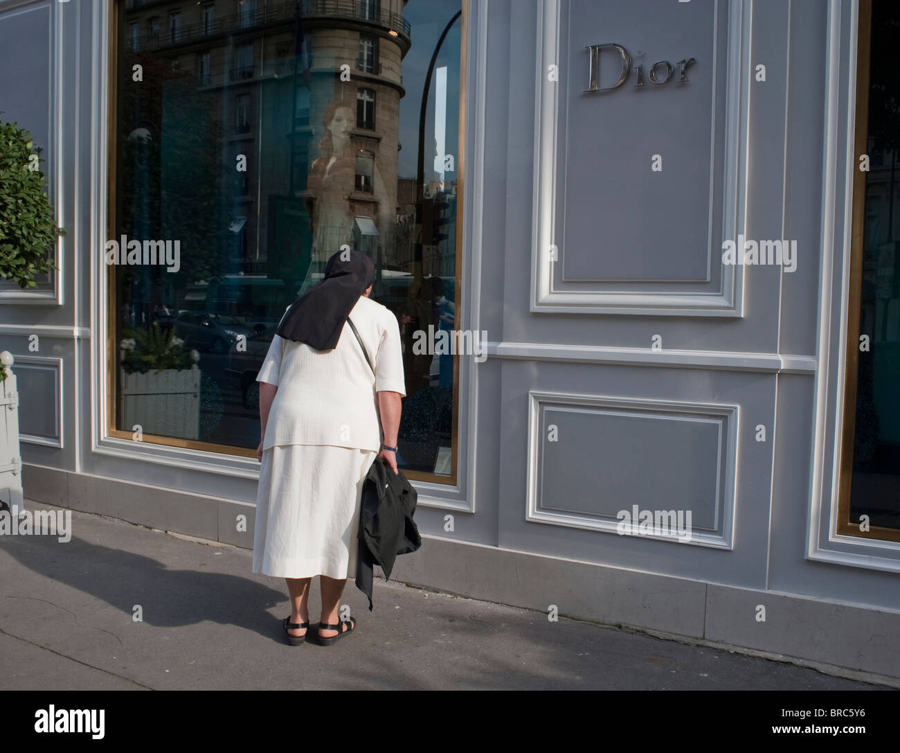 Avenue montaigne hi-res stock photography and images - Alamy