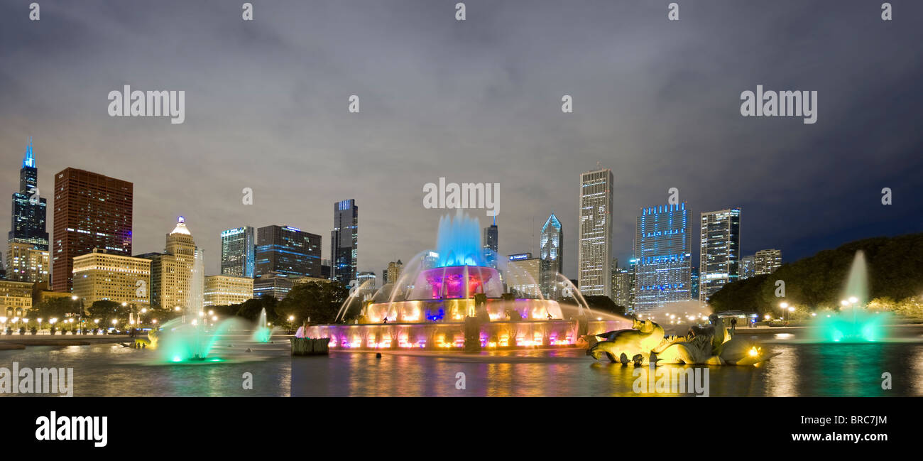 Chicago skyline at night hi-res stock photography and images - Alamy