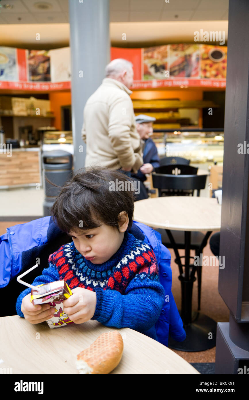 Child misbehaving shop hi-res stock photography and images - Alamy