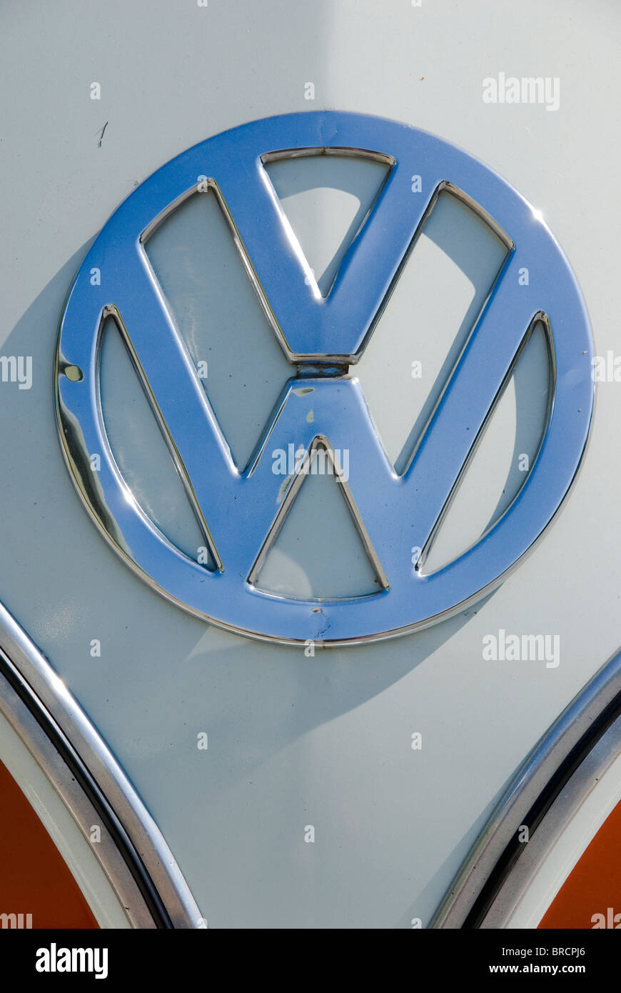 Volkswagen VW emblem on a classic VW Kombi van Stock Photo