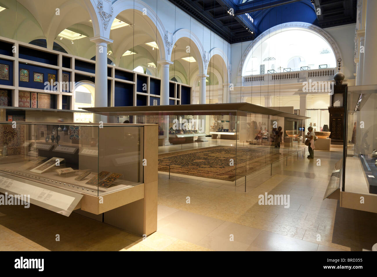 Islamic Middle East Room at Victoria and Albert Museum Stock Photo - Alamy