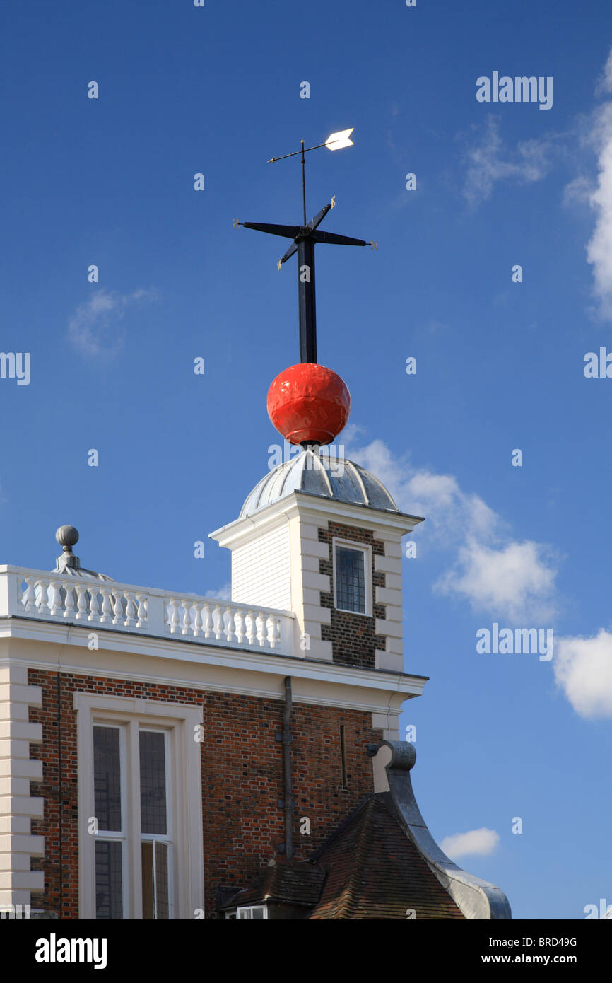 Greenwich Time Ball Which Drops At 1pm Every Day London UK Stock Photo greenwich-time-ball-which-drops-at-1pm-every-day-london-uk-stock-photo