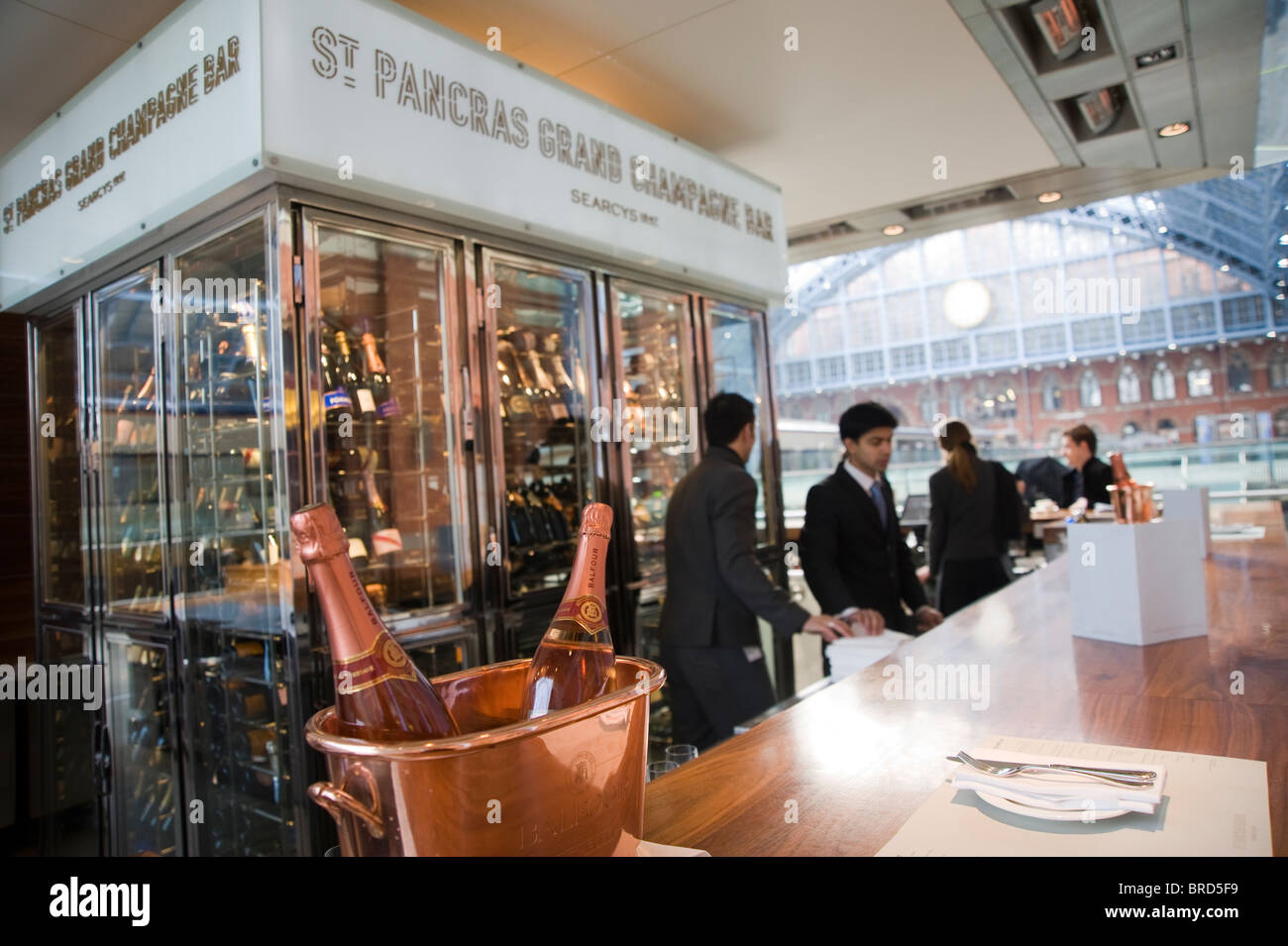 St Pancras Station Worlds Longest Champagne Bar Stock Photo