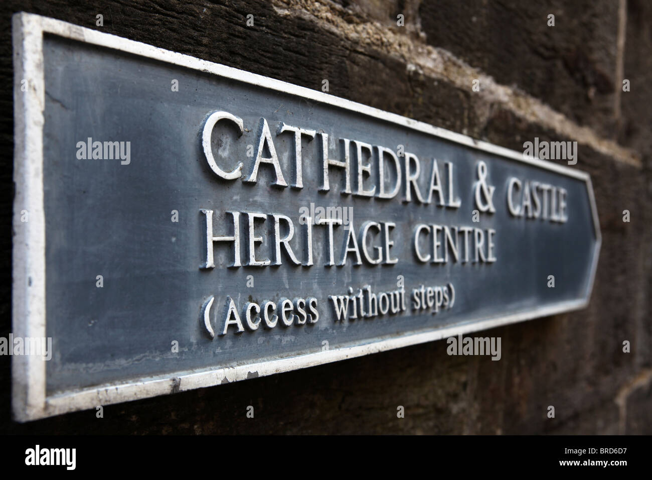 A sign points towards the Durham Cathedral and Castle Heritage Centre. Stock Photo