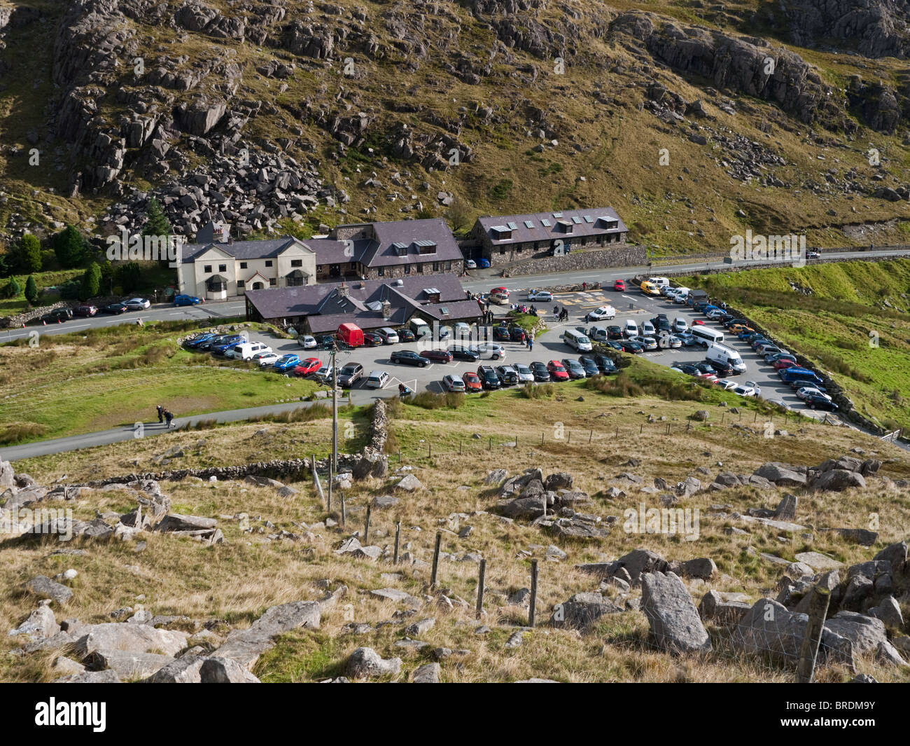 Pen y Pass youth hostel, car park and café at the head of the Llanberis Pass in Snowdonia. Stock Photo