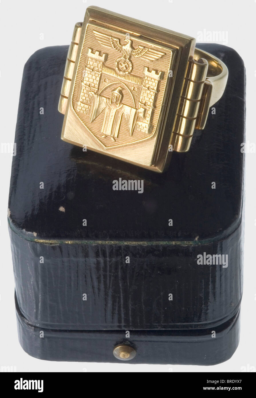 Professor Gerdy Troost, a golden honorary ring of the city of Munich  Gold-plated silver. On the face an elaborate Munich coat of arms with  national eagle emblem. Hallmark "835". Weight 20 g.