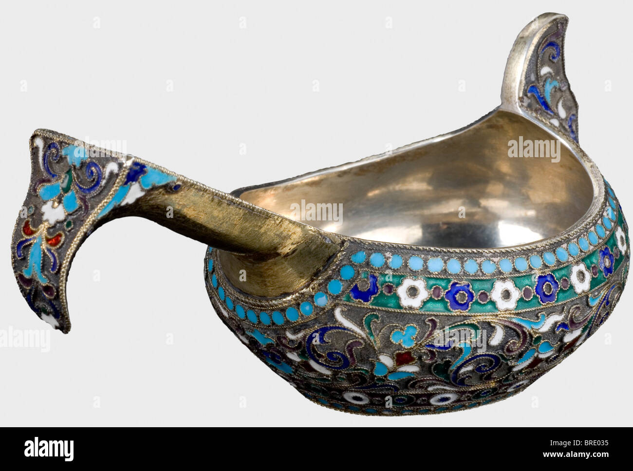 A silver cloisonné kovsch, Moscow, circa 1910 Cyrillic master's mark 'MZ'. Silver, partially gilt, and filigree, floral enamel work. Moscow hallmark for '84' zolotniki. Weight 93 g. Length 105 mm. Provenance: Grand Duchess Vera Konstantinovna Romanova (1854 - 1912). historic, historical, 1910s, 20th century, vessel, vessels, object, objects, stills, clipping, clippings, cut out, cut-out, cut-outs, Stock Photo