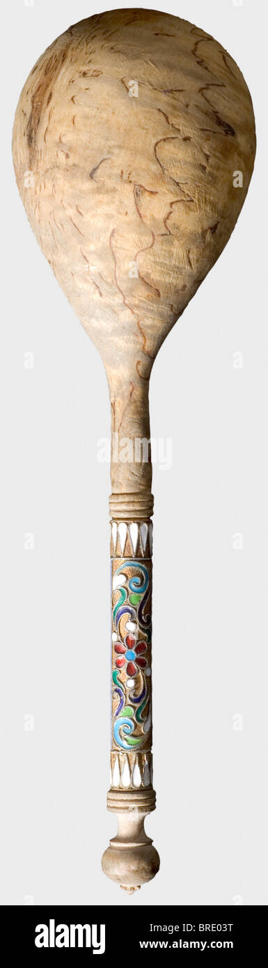 An enamelled birchwoood spoon, circa 1910. Karelian birchwood, the silver handle with coloured, floral cloisonné enamel. Hallmark for '84' zolotniki and kokoschnik head. Length 19 cm. Provenance: Grand Duchess Vera Konstantinovna Romanova (1854 - 1912). historic, historical, 1910s, 20th century, object, objects, stills, clipping, clippings, cut out, cut-out, cut-outs, fine arts, art, art object, art objects, artful, precious, collectible, collector's item, collectibles, collector's items, rarity, rarities, cutlery, sets of cutlery, spoon, spoons, Stock Photo