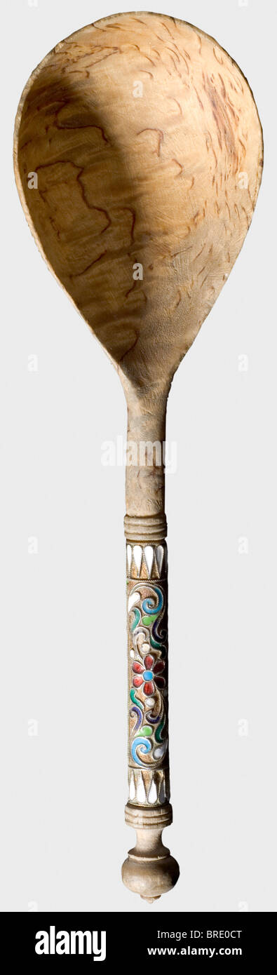 An enamelled birchwoood spoon, circa 1910. Karelian birchwood, the silver handle with coloured, floral cloisonné enamel. Hallmark for '84' zolotniki and kokoschnik head. Length 19 cm. Provenance: Grand Duchess Vera Konstantinovna Romanova (1854 - 1912). historic, historical, 1910s, 20th century, object, objects, stills, clipping, clippings, cut out, cut-out, cut-outs, fine arts, art, art object, art objects, artful, precious, collectible, collector's item, collectibles, collector's items, rarity, rarities, cutlery, sets of cutlery, spoon, spoons, Stock Photo