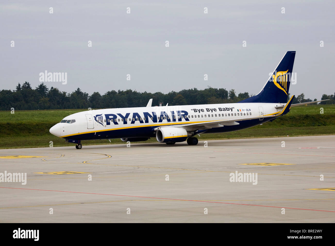 Boeing 737 of the low cost airline Ryanair at Frankfurt-Hahn Airport, Hahn Airport, in Hunsrueck near Simmern Stock Photo