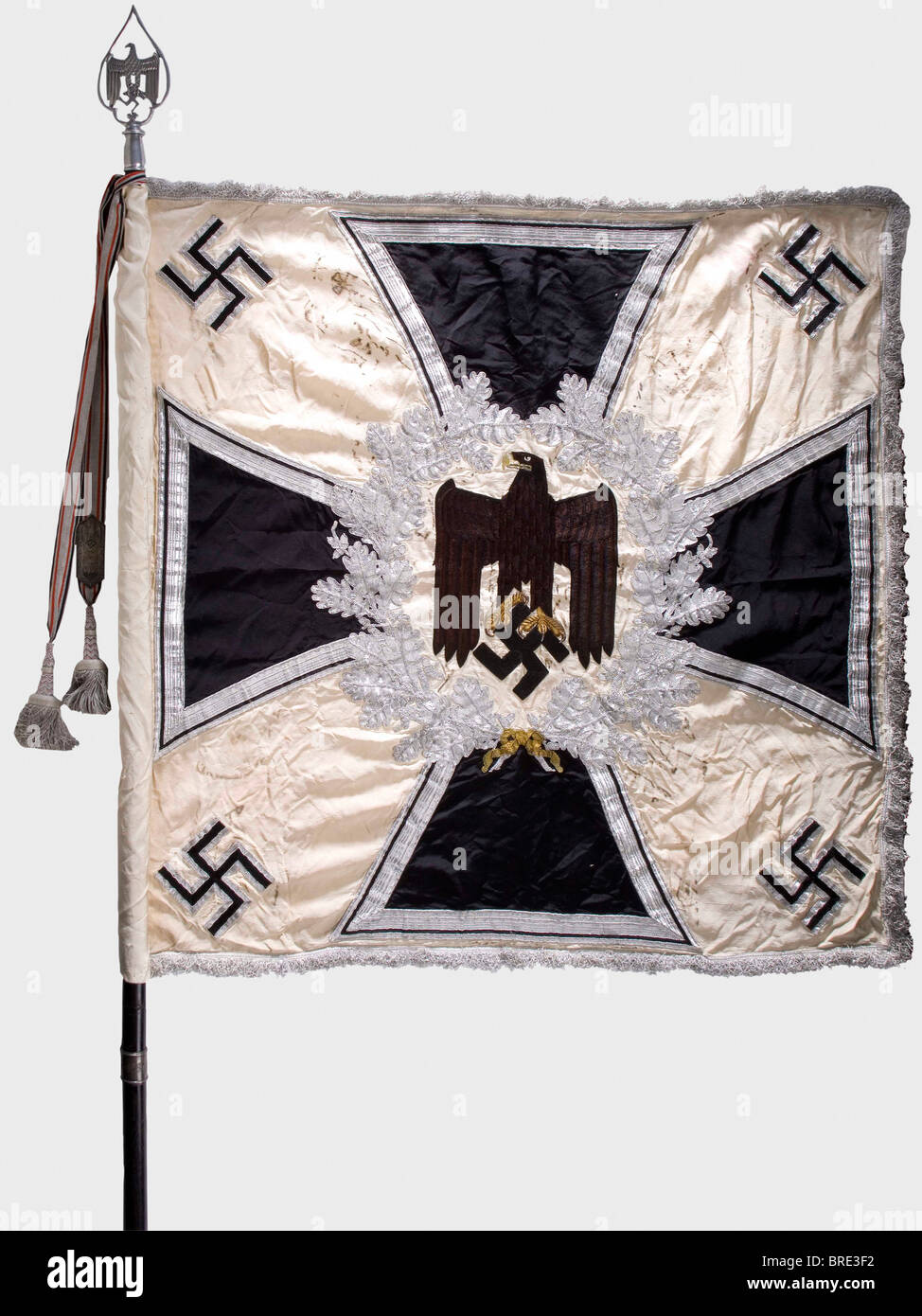 A battalion flag of II Battalion Infantry Regiment 43, complete with pole, finial and banderole White silk cloth fringed with silver on three edges. On both sides a hand-embroidered black army eagle with brown plumage, the beak and claws in gold Posament embroidery on a field of cream-coloured silk, surrounded by a silver embroidered wreath of oak leave historic, historical, 1930s, 20th century, infantry, military, armed forces, militaria, object, objects, stills, clipping, clippings, cut out, cut-out, cut-outs, insignia, symbols, symbol, badge, badges, honor, , Stock Photo