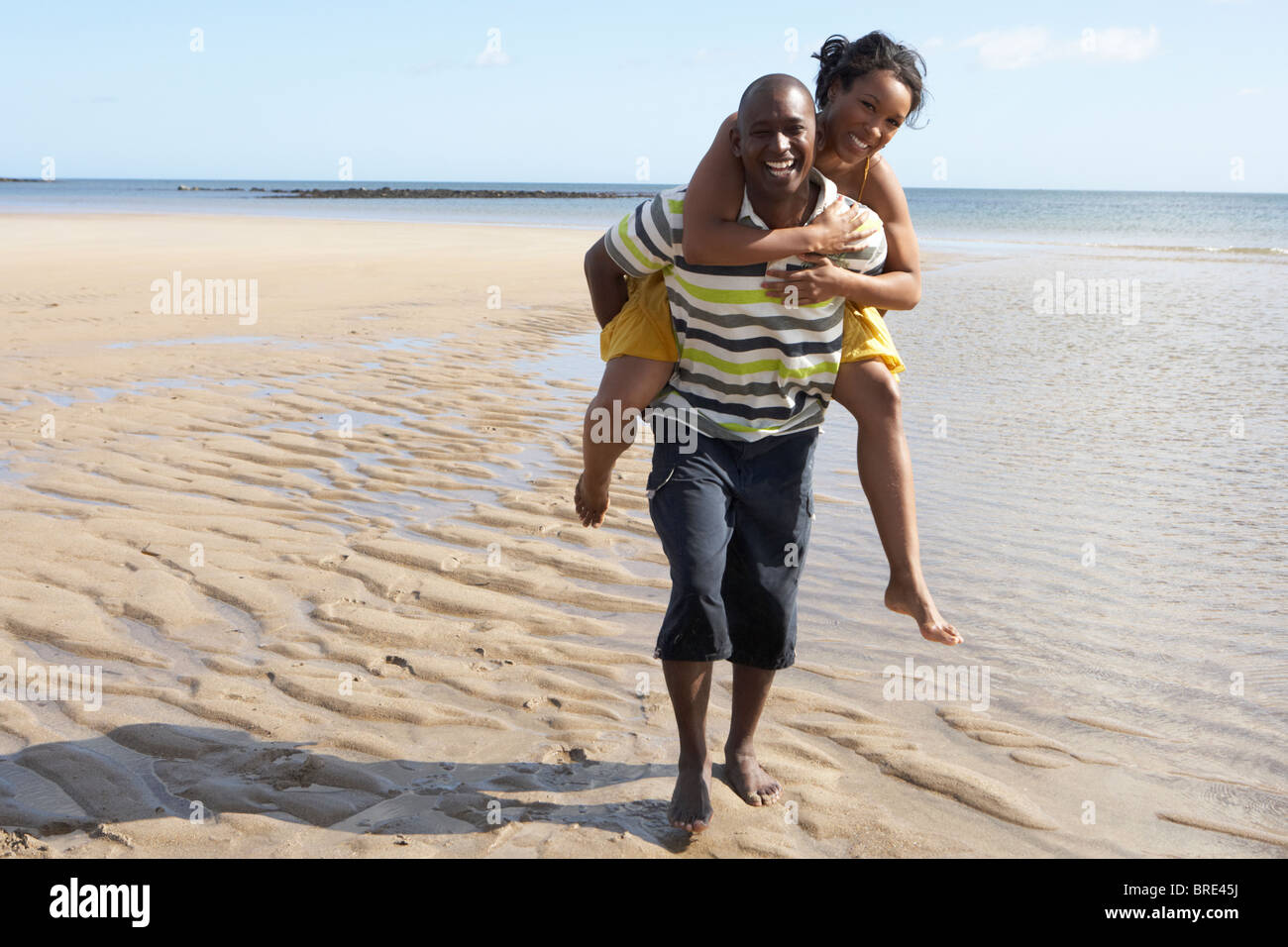 мальчик несет девочку на плече. человек несет человека на спине. парень несет девушку. женщина несет мужчину на спине. парень несет парня на спине.