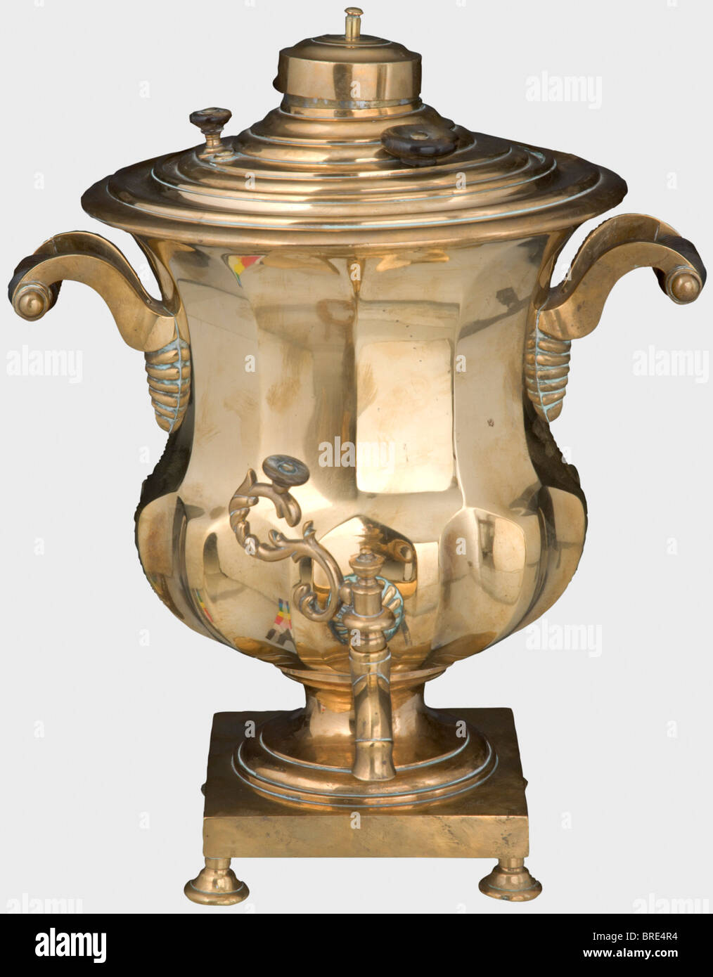 A samovar, probably from Tula, circa 1900 Gilt brass with dark horn handles. Illegible maker's mark on the lid. The inventory label, 'H.V.v.W. G.v.R.' for Duchess Vera of Württemberg, Grand Duchess of Russia on the bottom. Height 41.5 cm. Beautifully preserved gilding. Provenance: Grand Duchess Vera Konstantinovna Romanova (1854 - 1912). historic, historical, 1900s, 20th century, 19th century, vessel, vessels, object, objects, stills, clipping, clippings, cut out, cut-out, cut-outs, Stock Photo