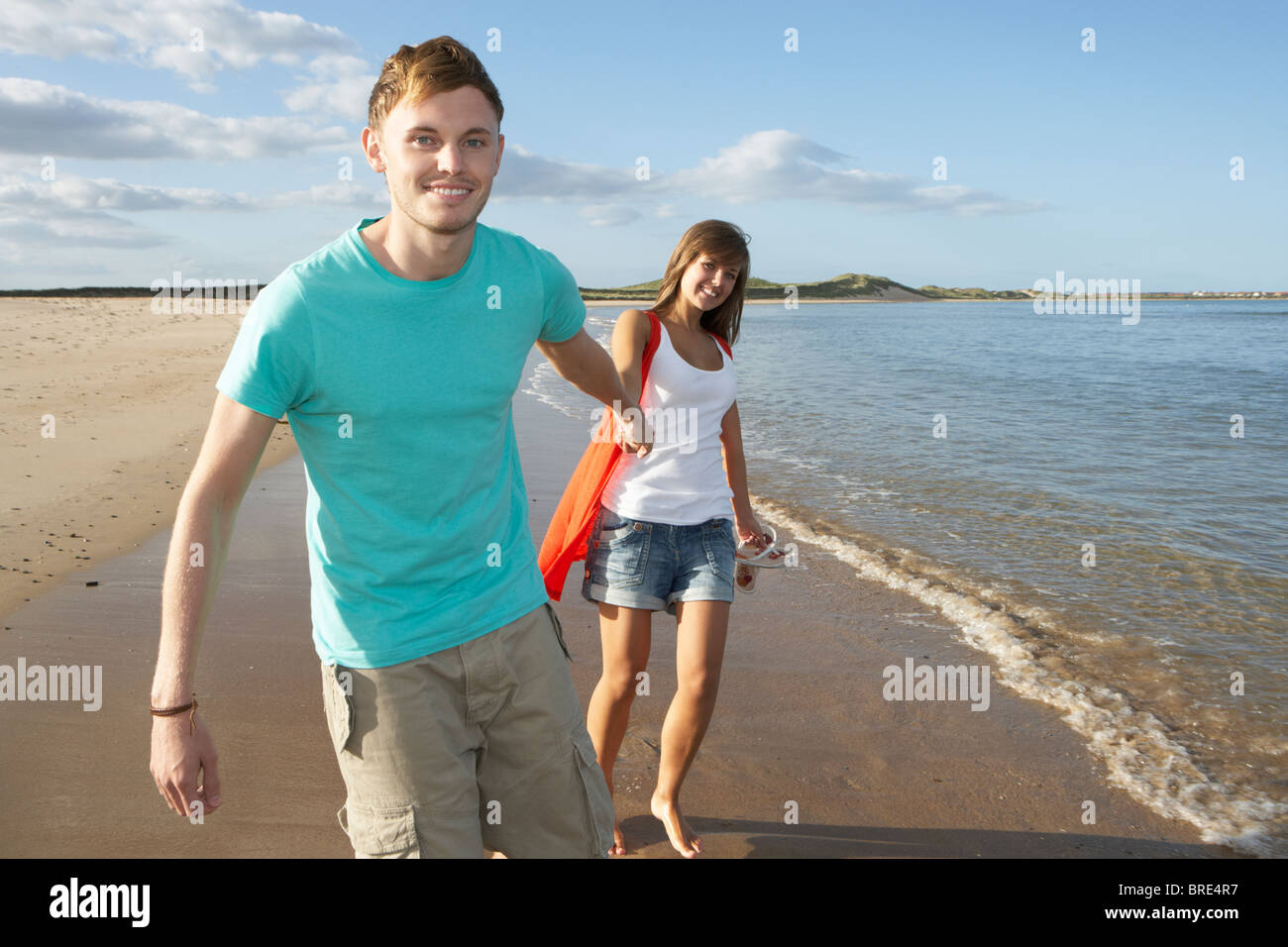 Девушка ведёт парня за руку. Девушка тащит парня. Тянет за руку. Парень уводит девушку за руку. Девушка тянет руку.