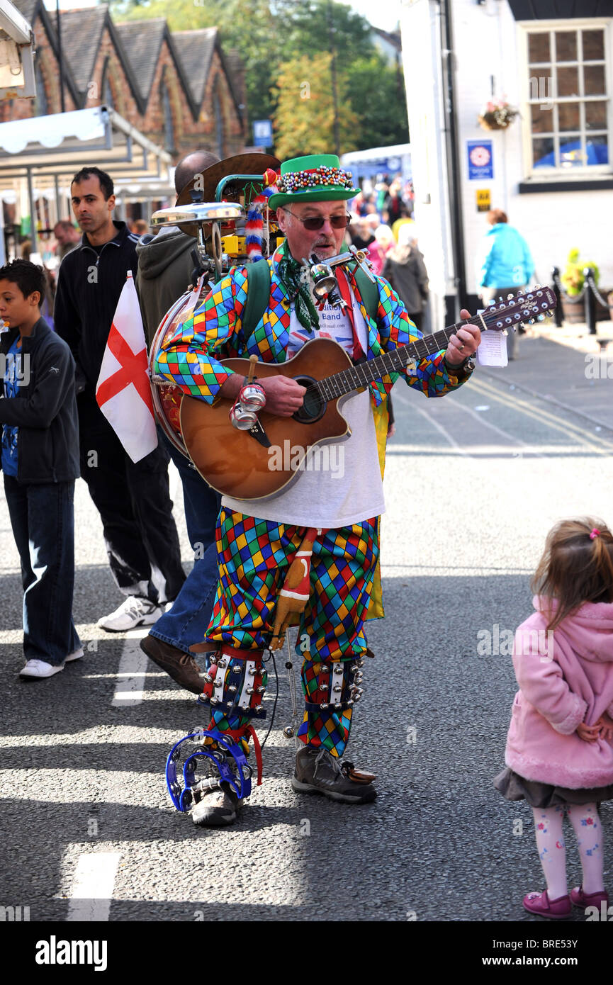 Busker at work entertaining crowds Stock Photo - Alamy