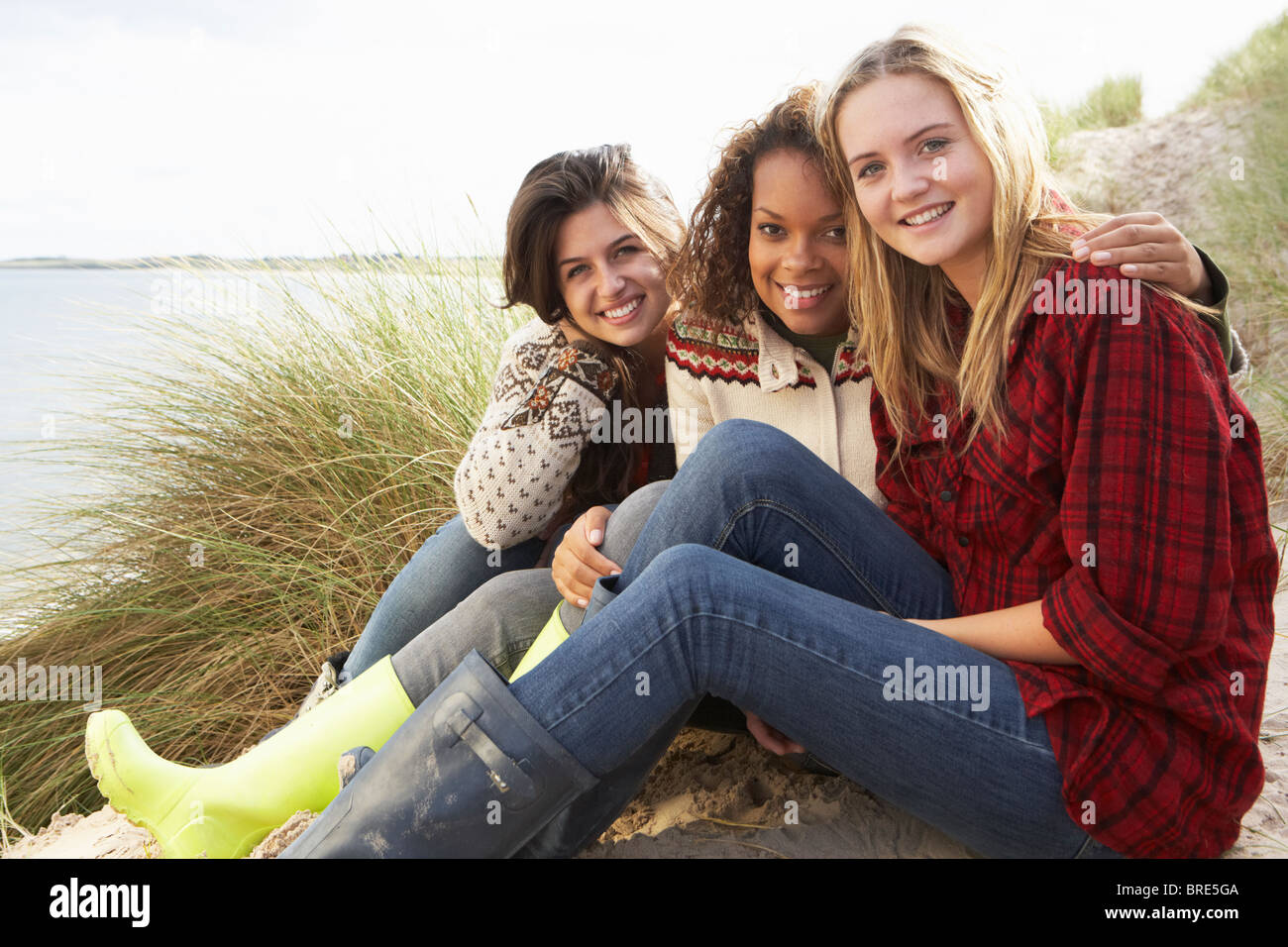 Three teen girls wearing winter hi-res stock photography and images - Alamy