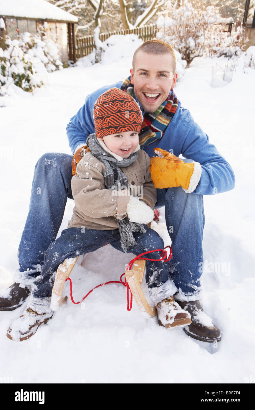 Отец и сын на санках. Мужчина на санках. Папа зимой. Папа катает ребенка на санках. Санки.