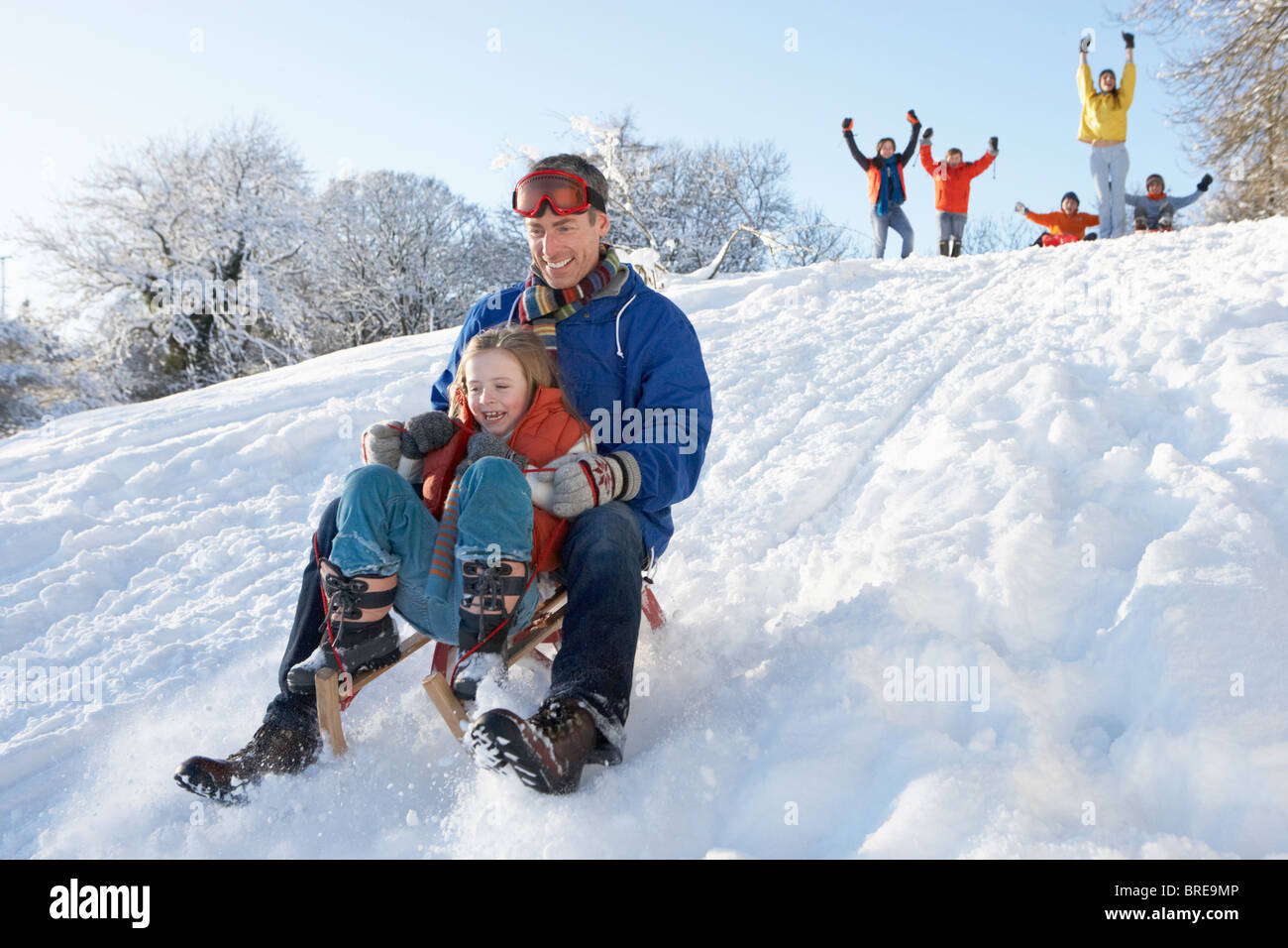 Мальчик на санках папу. Катание на санках дети. Папа на санках. Папа везет ребенка на санках. Мужчина катает женщины на санках.