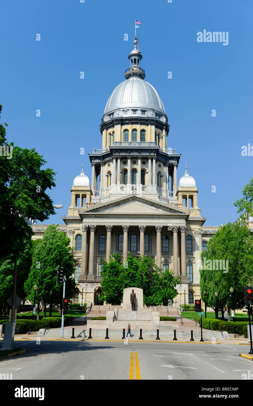 Abraham Lincoln Statue in front of Illinois State Capitol Building ...