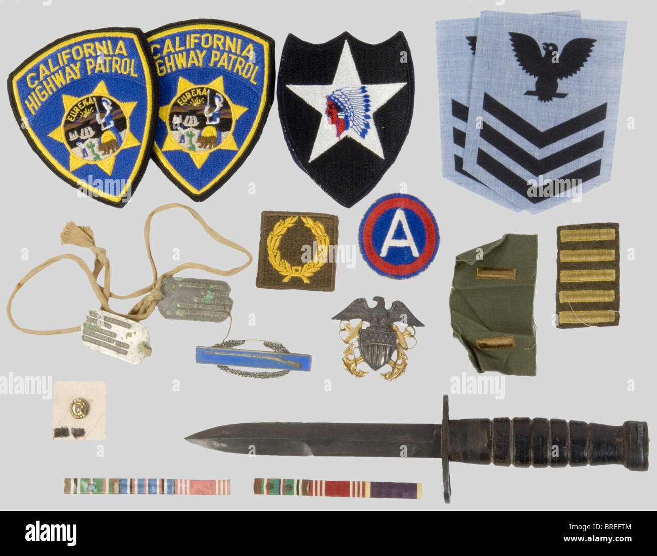 Etats Unis Deuxième Guerre Mondiale, Ensemble de divers insignes de l'US  Army, comprenant de nombreux insignes tissus et métalliques de la Deuxième  Guerre, dont tireur d'élite, insigne de casquette US Navy, grades