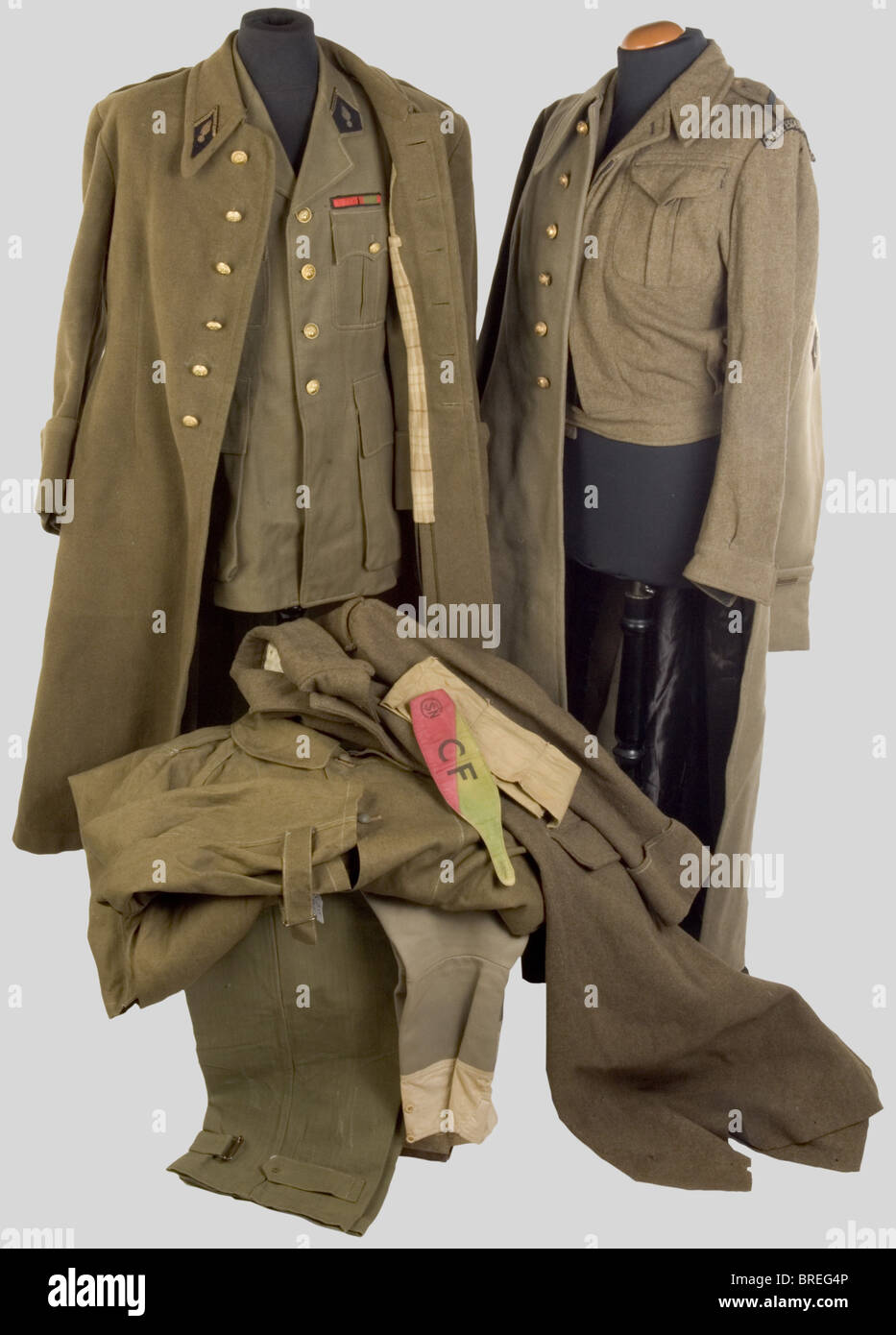 France 20ème Siècle, Ensemble d'uniformes français Deuxième Guerre,  comprenant un manteau de motocycliste en toile verte, un pantalon en forte  toile kaki, une capote troupe en drap à une rangée de boutons