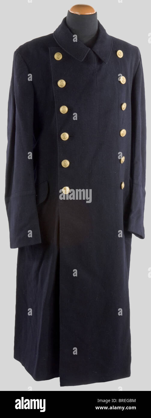 Kriegsmarine, Manteau d'officier de la Kriegsmarine, en laine bleu marine á  double rangée de boutons en verre dorés frappés de l'ancre de marine,  intérieur noir, passant pour dague. Joint un gilet bleu