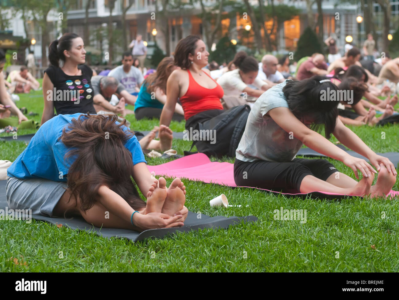 Bryant Park Yoga High Resolution Stock Photography And Images Alamy