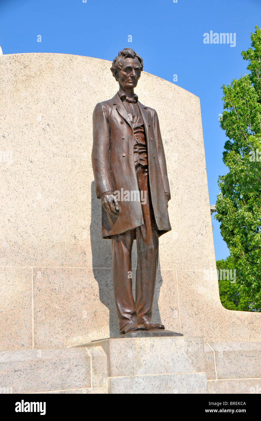 Abraham Lincoln Statue in front of Illinois State Capitol Building