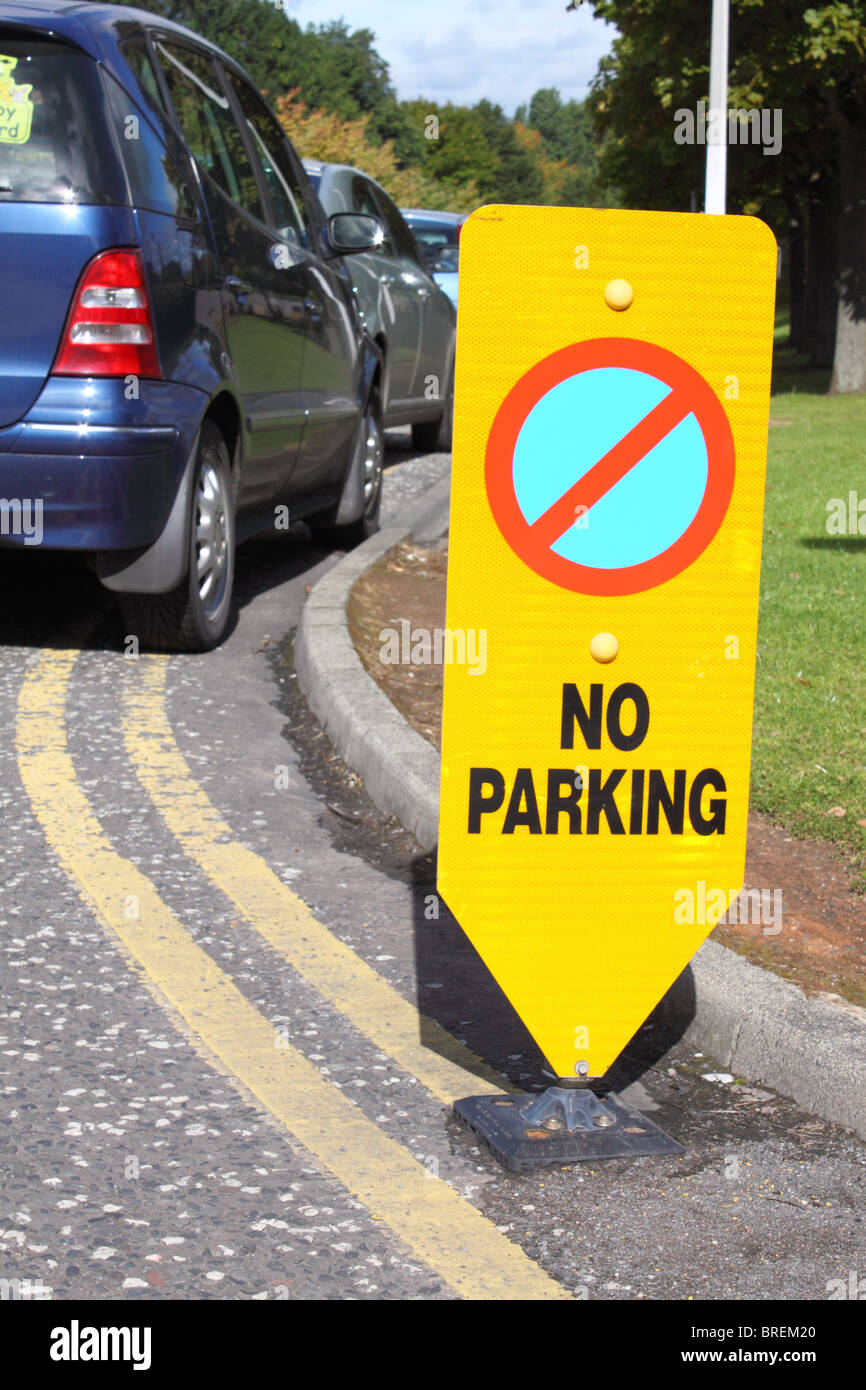 Double yellow lines parked hires stock photography and images Alamy