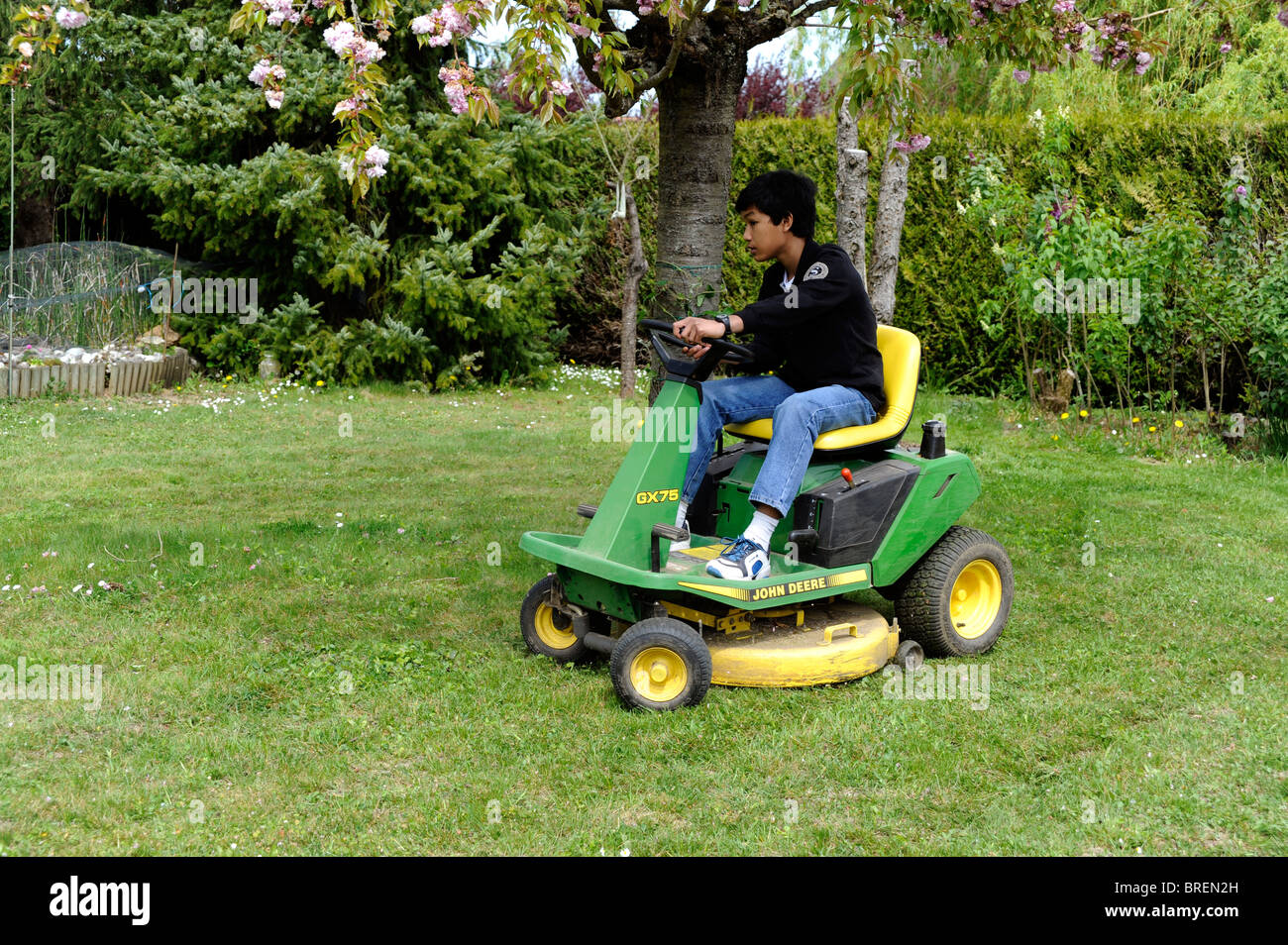 Lawn mower child Banque de photographies et d'images à haute résolution -  Alamy