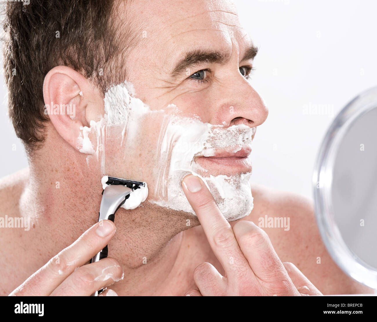 Мужчины бреет видео. Бритье лица. Мужское бритье лица. Бритье кожи.