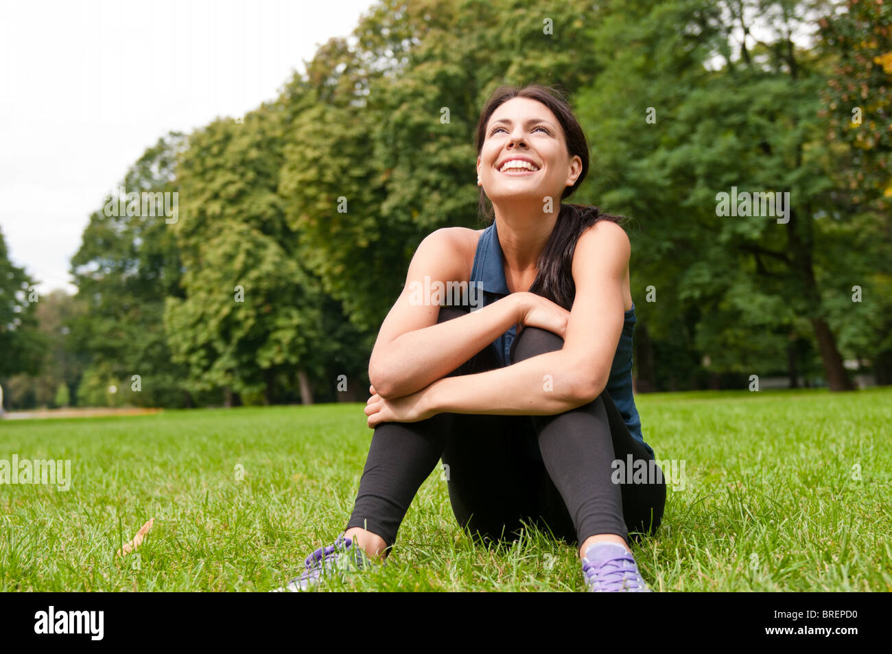 Siting. Woman looking up. Didiactive фото. Woman Active long Life. Live on a Shoestring.