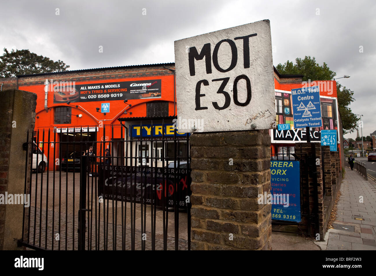 Garage displaying MOT sign, Brentford, London Stock Photo