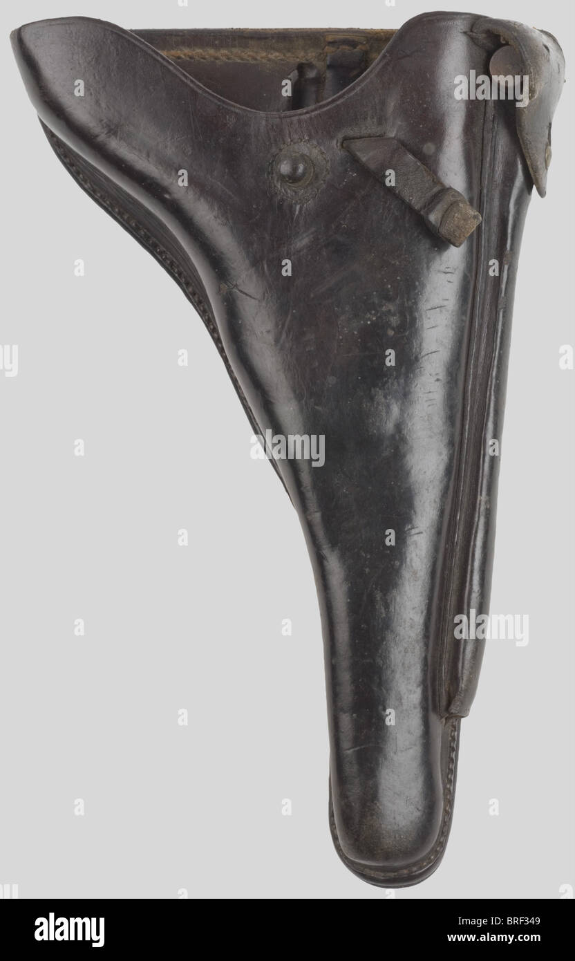 Acessoires, Etui de P04 Marine modèle 1906, du premier type (en raison de ses fermetures spécifiques), teinté en noir, mais privé de son rabat et de ses deux pattes arrières pour une transformation en port haut. Deux larges fentes ont été pratiquées à l'arrière pour y glisser un ceinturon large. Comporte sa baguette du modèle., , Stock Photo