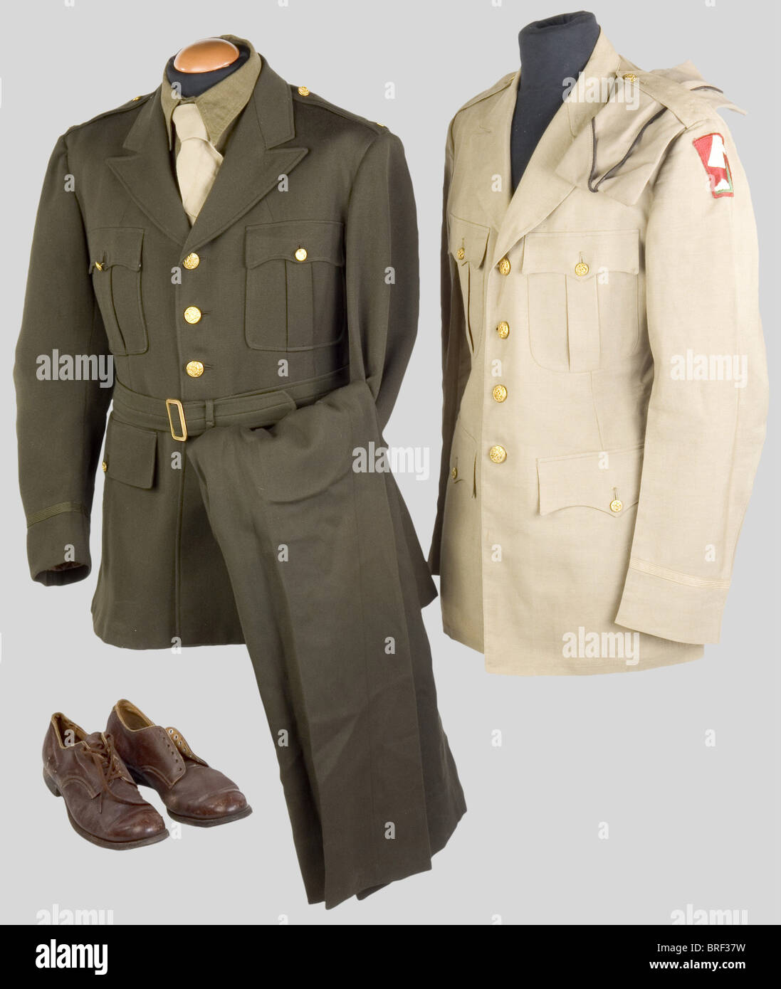 Etats Unis Deuxième Guerre Mondiale, Ensemble d'Officier de l'US Army,  comprenant un calot en toile beige au rang de Sous-Lieutenant, bandeau cuir  intérieur un peu abîmé. Une veste en gabardine kaki avec