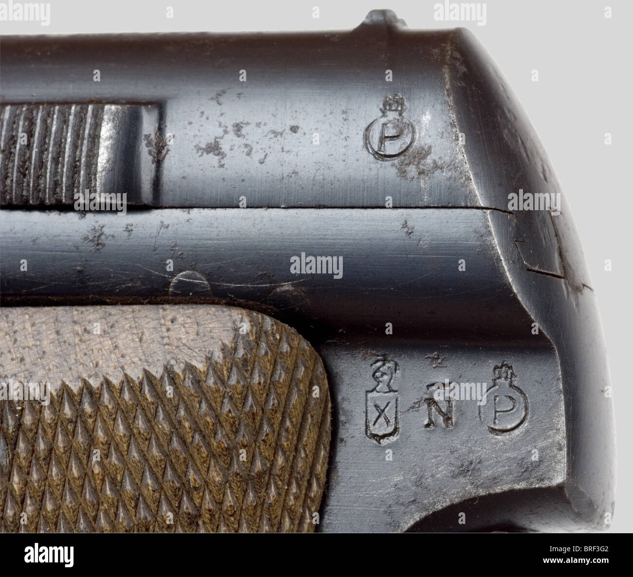 Armes à feu, Pistolet Espagnol Astra 300, calibre 9mm court, no. 587206,  sous contrat pour l'Armée Allemande: poinçon "WaA.251" frappé à l'arrière  de la glissière sur le côté droit. Dans son étui