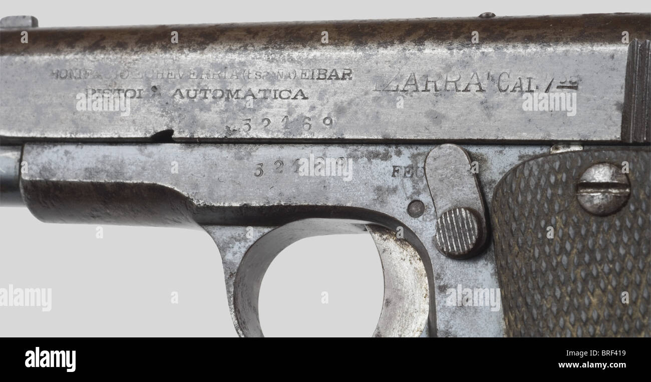 Armes à feu, Pistolet "RUBY", calibre 7,65, No. 32169. Rare modèle doté  d'un chargeur "à la Mexicaine", sans doute distribué par l'Armurier  Stephanois des années 20 Narcel Steyre. Usure de l'arme uniforme.