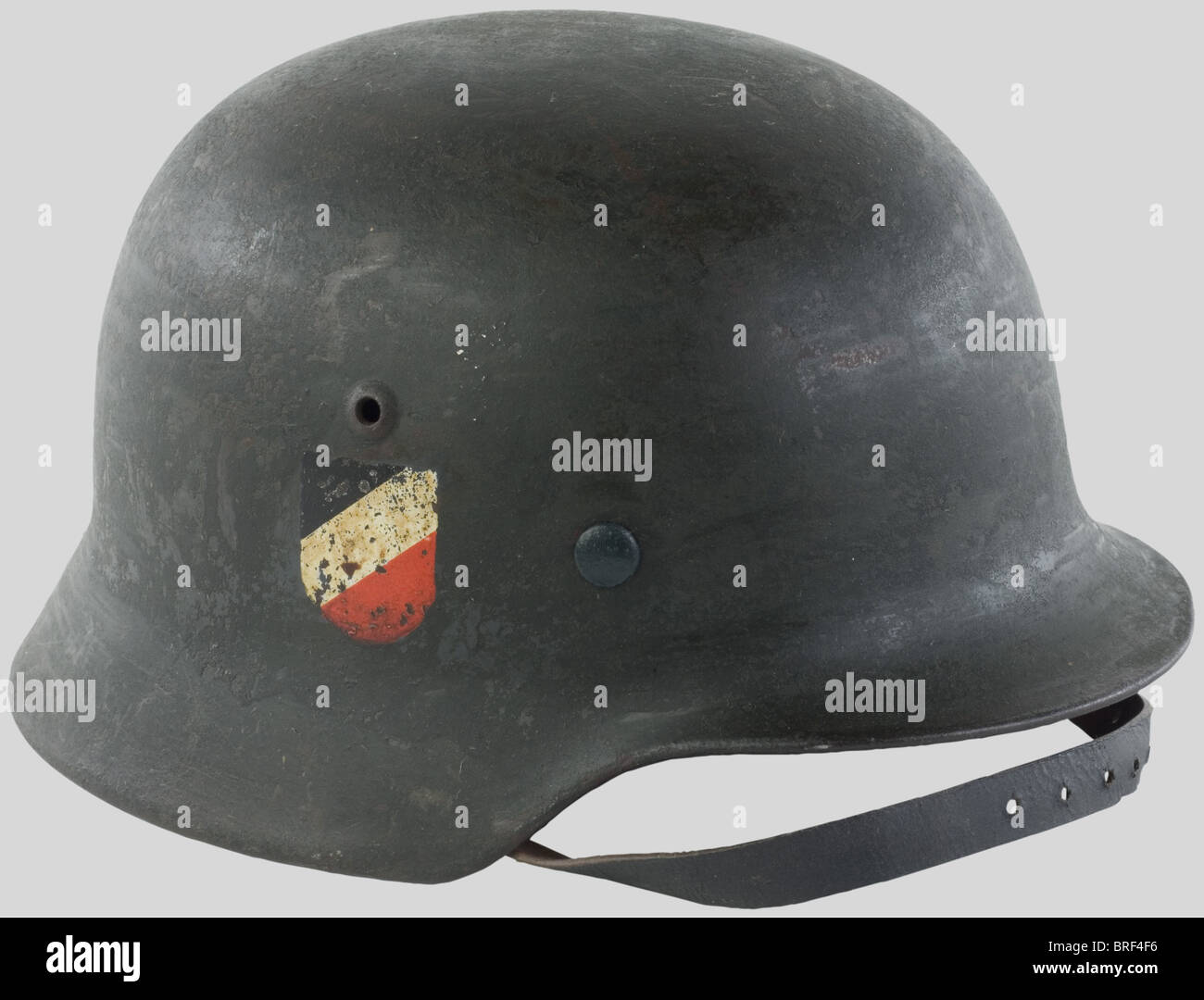 Luftwaffe, Casque modèle 35/40 de la Luftwaffe., Peinture gris-bleu spécifique de l'Armée de l'Air, double insigne. Aigle présent à 40%, couleurs nationales à 50%. Complet avec son intérieur et sa jugulaire., , Stock Photo