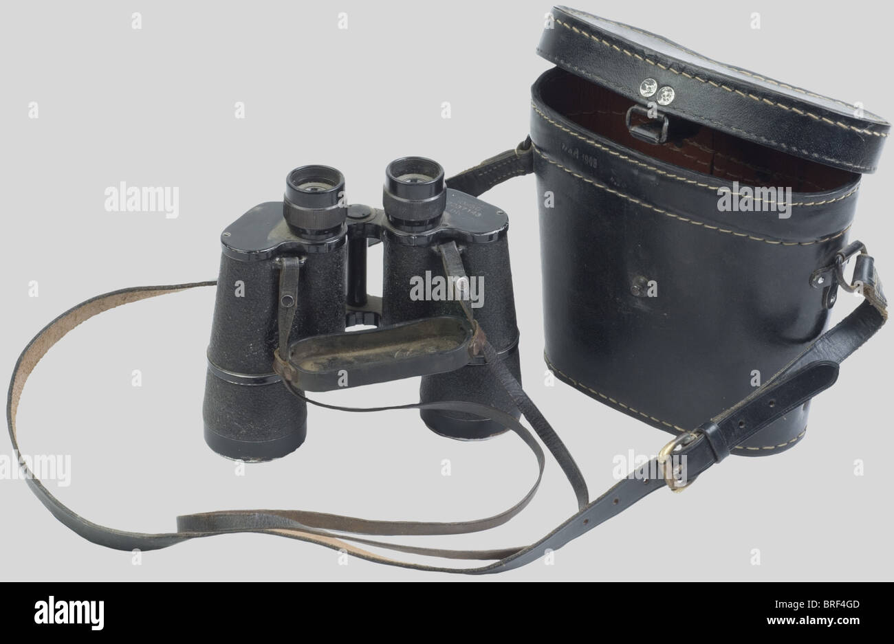 Wehrmacht, Jumelles Artillerie Wehrmacht, Dienstglas 10 x 50, fabricant "BLC", optique parfaite, complète dans un étui Ersatz noir, fabricant "KSD" 1943, avec leur lanière et couvre optique en caoutchouc., , Stock Photo
