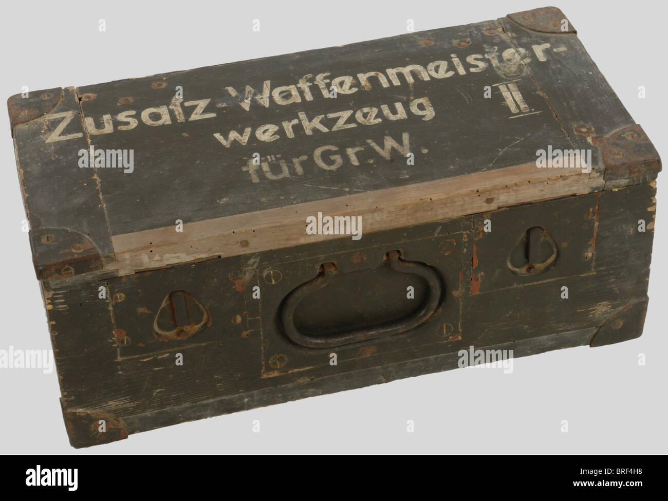 Caisses de Munitions, Caisse d'armurier, du deuxième échelon en bois feldgrau à cornières renforcées, compartimentée à l'intérieur et contenant l'outillage spécifique à la réparation du mortier de 8cm.S.Gr.W.34 (tarauds, clef etc.). Incomplète, en très bel état, quelques outils réceptionnés 'Wa.A.', couvercle marqué au pochoir à la peinture blanche 'ZUSATZ-WAFFENMEISTER WERKZEUG FUR Gr.W.II'., , Stock Photo