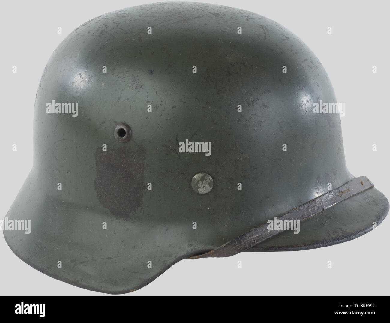 Kriegsmarine, Casque modèle 35., Insigne doré du modèle spécifique de la Marine, couleurs nationales grattées réglementairement au début de la guerre. Très bel état de conservation, peinture à 80% et insigne présent à 90%. Intérieur porté., , Stock Photo