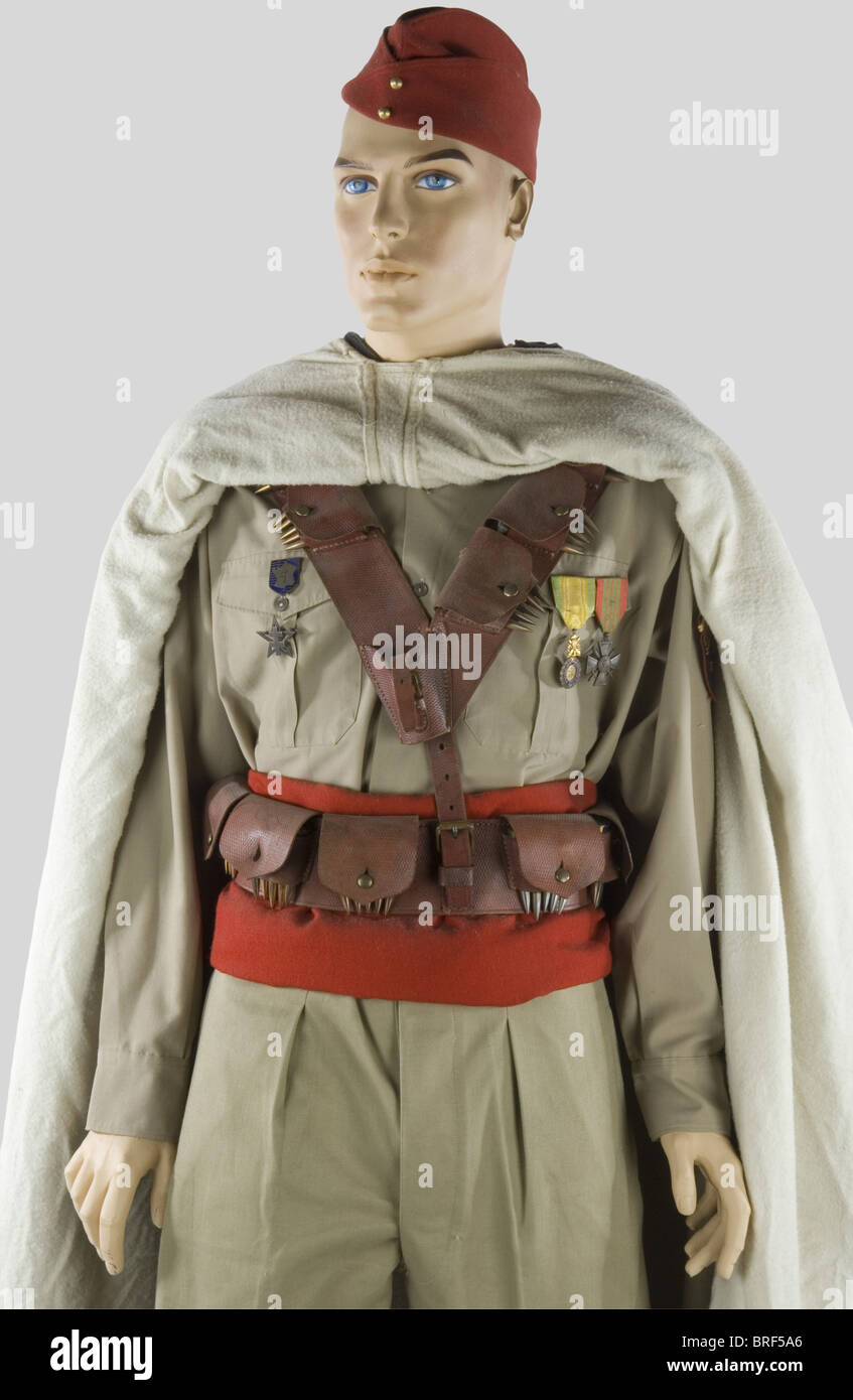 France 20ème Siècle, Soldat des Spahis Marocain, armée de libération, sur  mannequin comprenant calot rouge des spahis (modèle d'après-guerre), cape  blanche et noire en laine, chemise beige, pantalon beige, ceinture, écharpe  rouge,