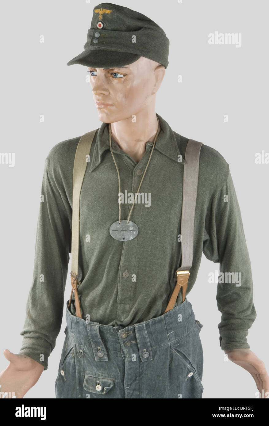 Wehrmacht, Soldat de l'Armée de Terre en tenue de travail, sur mannequin,  comprenant Feldmütze troupe artillerie côtière, chemise de travail verte,  plaque d'identité avec sa ficelle, bretelles en toile, pantalon toile roseau