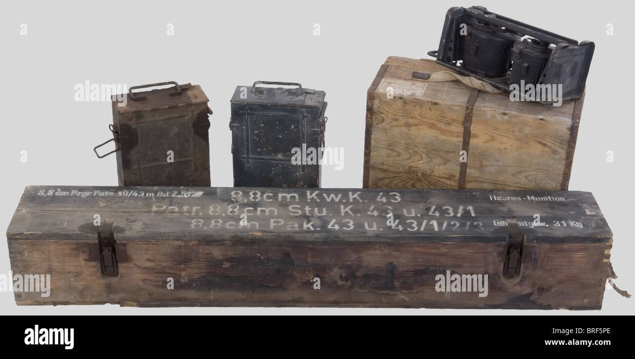 Caisses de Munitions, Ensemble de caisses allemandes, comprenant une longue  caisse en bois blanc pour le transport individuel d'un obus encartouché  perforant de 88, nombreux marquages sur le couvercle énumérant les armes