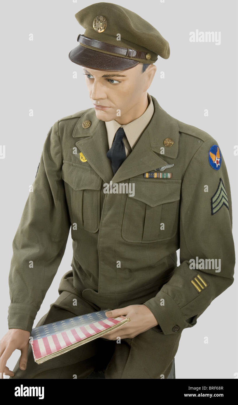 Etats Unis Deuxième Guerre Mondiale, Sous-officier du personnel navigant en  tenue de ville, sur mannequin, comprenant casquette, blouson kaki en  gabardine, chemise beige, cravate noire, pantalon kaki, chaussures marrons.  Chemise et cravate