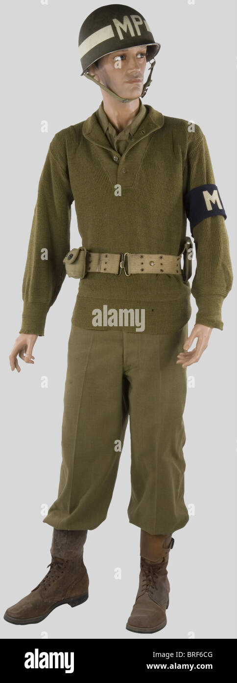 Etats Unis Deuxième Guerre Mondiale, Soldat de la Police Militaire de l'US  Army, sur mannequin, comprenant casque lourd MP, pull-over en laine kaki,  brassard MP, pantalon de laine kaki, ceinturon toile, cartouchière