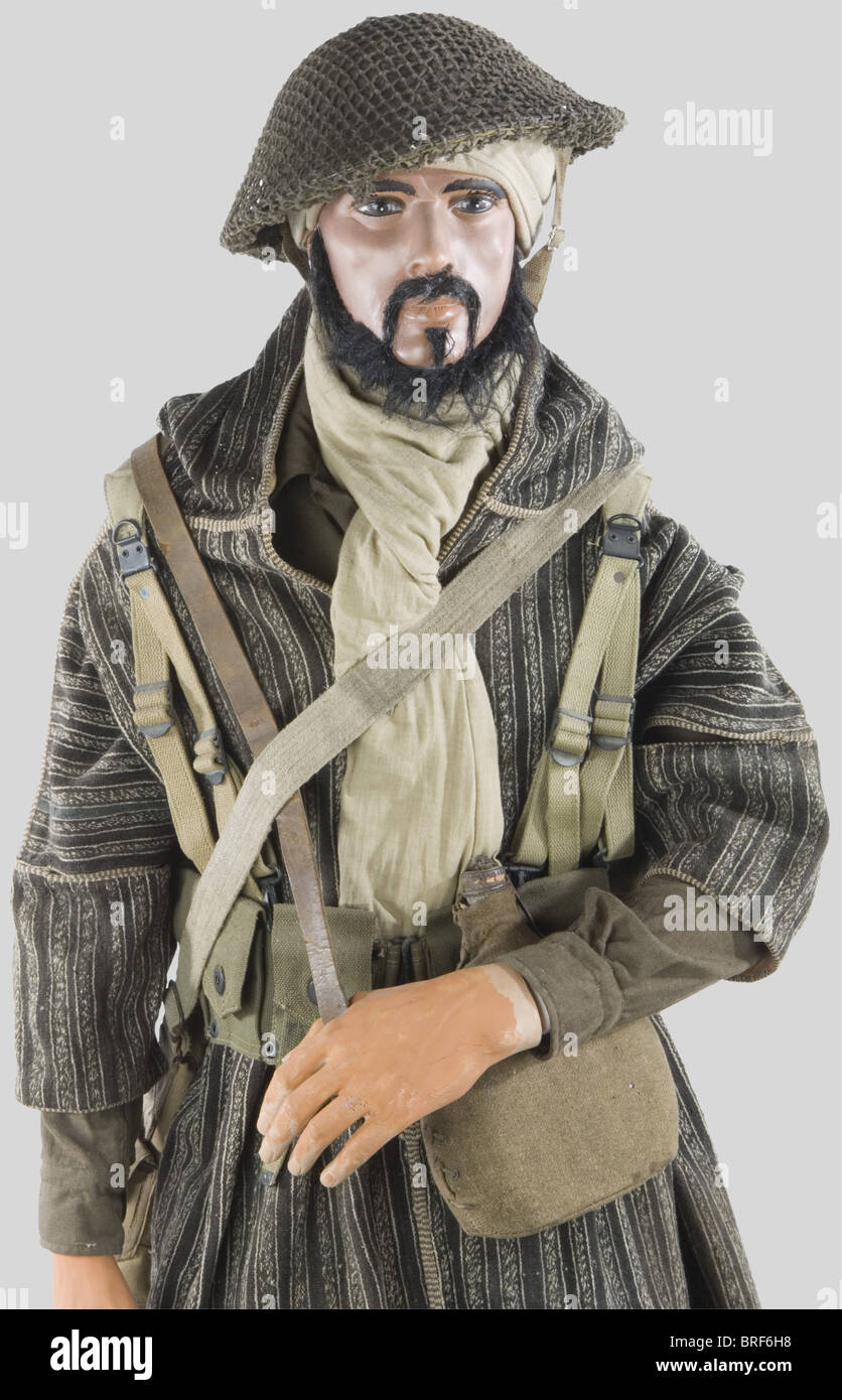 France 20ème Siècle, Soldat des Tabors Marocain, armée de libération, sur  mannequin comprenant casque dit "Plat à Barbe" Anglais avec filet de  camouflage, chèche beige, djelabba en tissu gris, bretelles de suspension