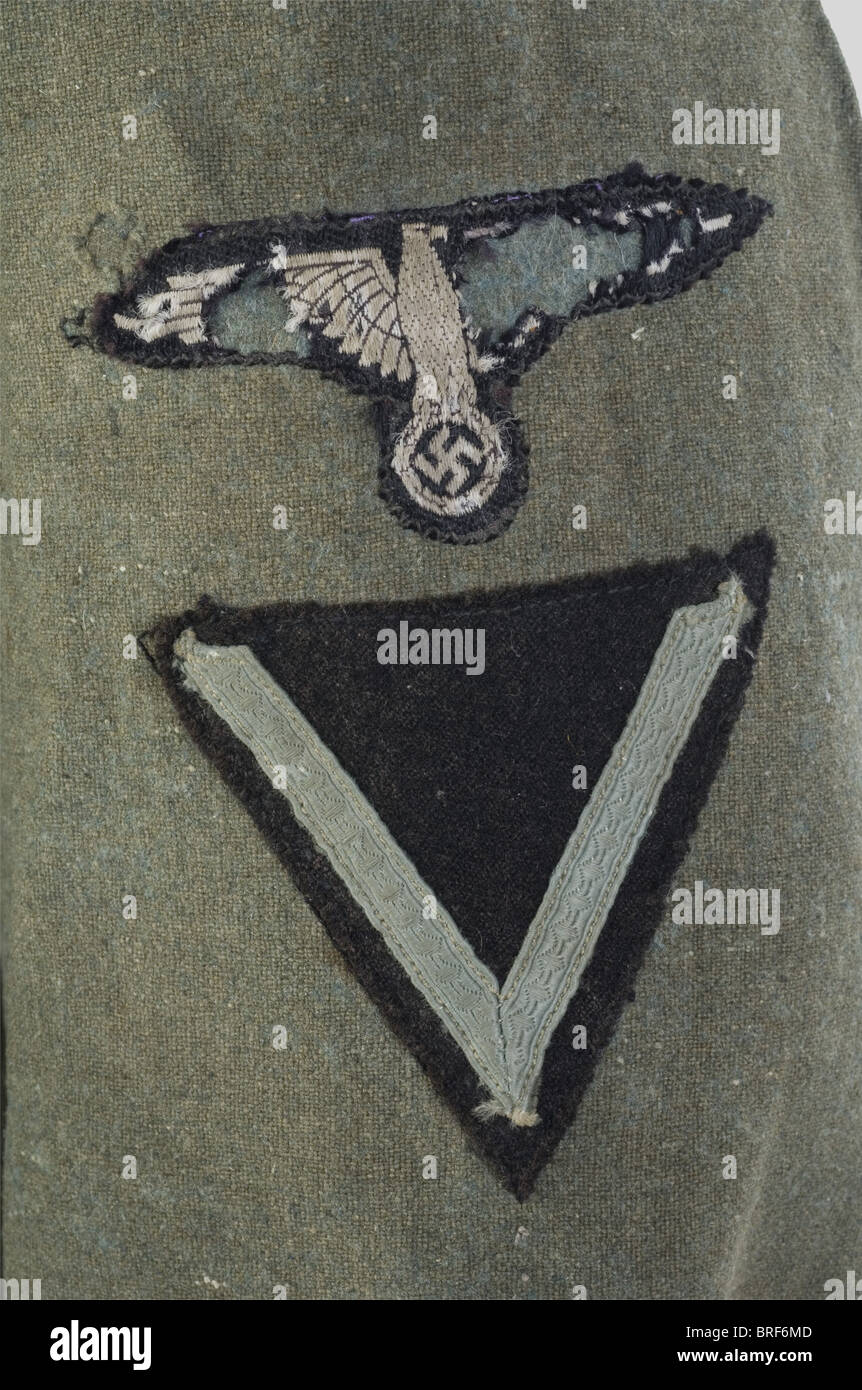 Schutzstaffel, Vareuse de STURMMANN de la Götz von Berlichingen, comportant ses coins de col, son chevron de bras de grade et son aigle de bras. Pattes d'épaules absentes. Textile feldgrau, intérieur en soie artificielle, pattes de col tissées machine, chevron feldgrau, aigle et bande de bras 'Bévo'. Nombreux impacts de mites, de déchirures et traces de sang au col. La bande de bras est très abimée sur certains endroits. Cette vareuse est l'une des seules connues qui soit, sans conteste, montée entièrement d'origine. Elle a été récupérée dans une ferme en Norma, Stock Photo
